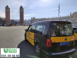 taxi en la parada de la plaza españa de barcelona